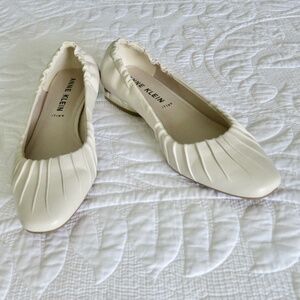 Anne Klein iflex Off White Flats with Pleated Toe. Size 8.5 (M)